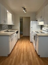 Twin Oaks Apartments in Salem, OR - Building Photo - Building Photo