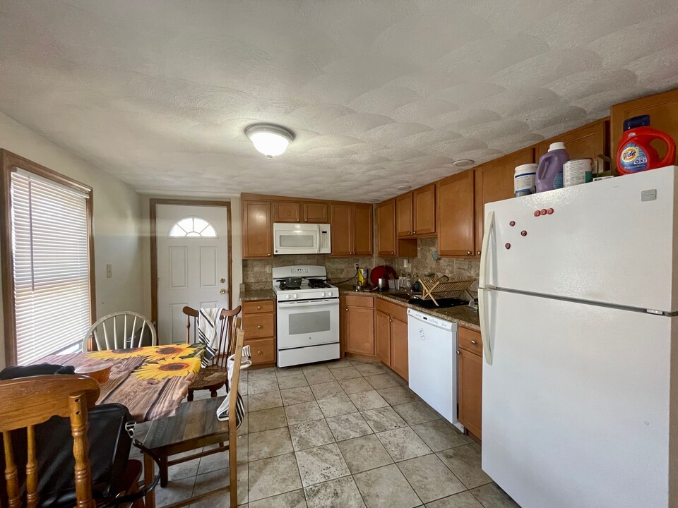 594 Somerville Ave, Unit 4 BED Somerville CLEAN in Somerville, MA - Foto de edificio