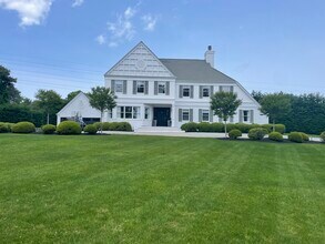 125 Highland Rd in Southampton, NY - Building Photo - Building Photo