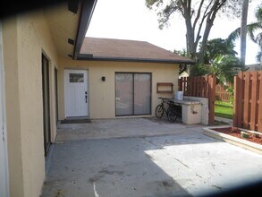 1040 Summit Pl Cir in West Palm Beach, FL - Building Photo - Building Photo