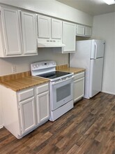 741 James St in Tomball, TX - Foto de edificio - Building Photo