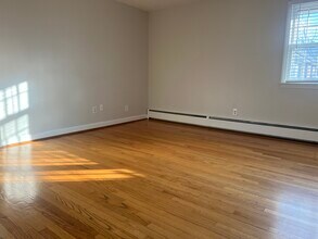 43 Charter Oak St, Unit D in Manchester, CT - Building Photo - Building Photo