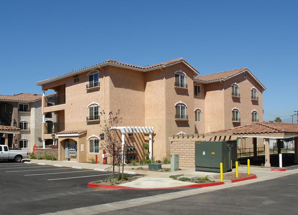 305 W Grand Blvd in Corona, CA - Building Photo