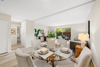 1327 Webster St, Unit B101 in Alameda, CA - Building Photo - Building Photo