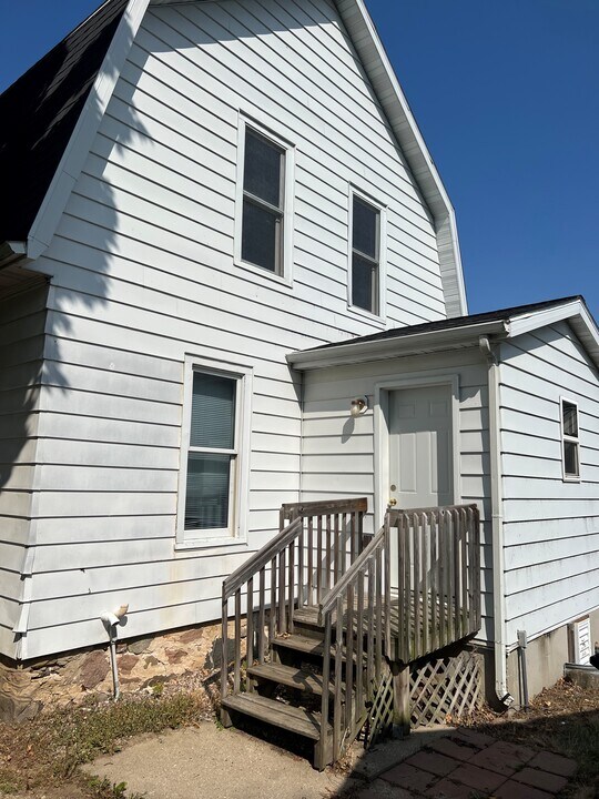 111 Farnham St in Marshall, WI - Building Photo