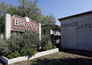 Bronco Apartments in San Antonio, TX - Foto de edificio - Building Photo