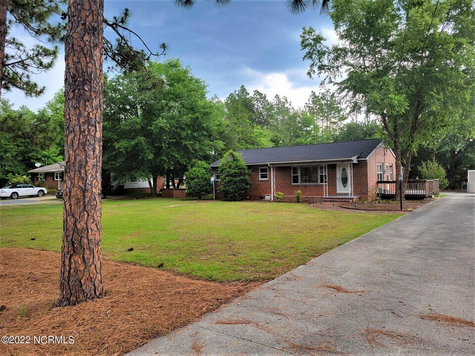 1302 N Poplar St in Aberdeen, NC - Building Photo