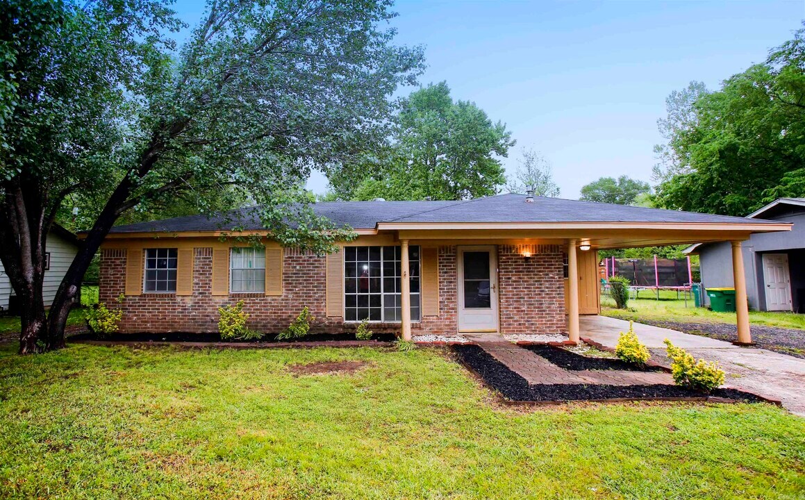 16 Waterfront Dr in North Little Rock, AR - Foto de edificio