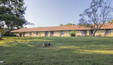 Pleasantwood Apartments in Mt Pleasant, TN - Building Photo - Building Photo