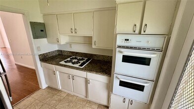 7921 East Dr in North Bay Village, FL - Building Photo - Building Photo