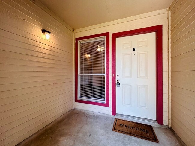 8802 Pineridge Dr in Austin, TX - Building Photo - Building Photo