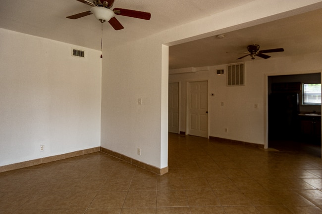 811 Barrymore Blvd in Baytown, TX - Foto de edificio - Building Photo