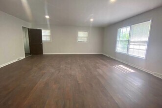 8033 Navios Dr SE in Huntsville, AL - Building Photo - Building Photo