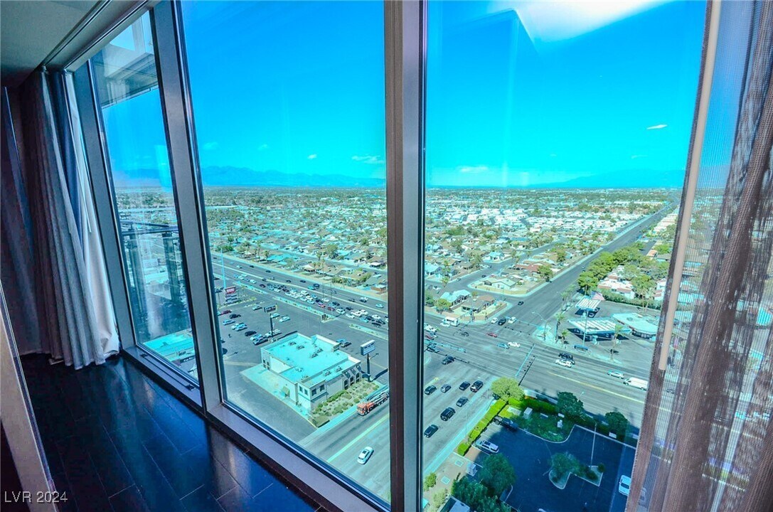 4381 W Flamingo Rd in Las Vegas, NV - Foto de edificio