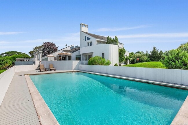 11 Watersedge Ct in Westhampton Beach, NY - Building Photo - Building Photo