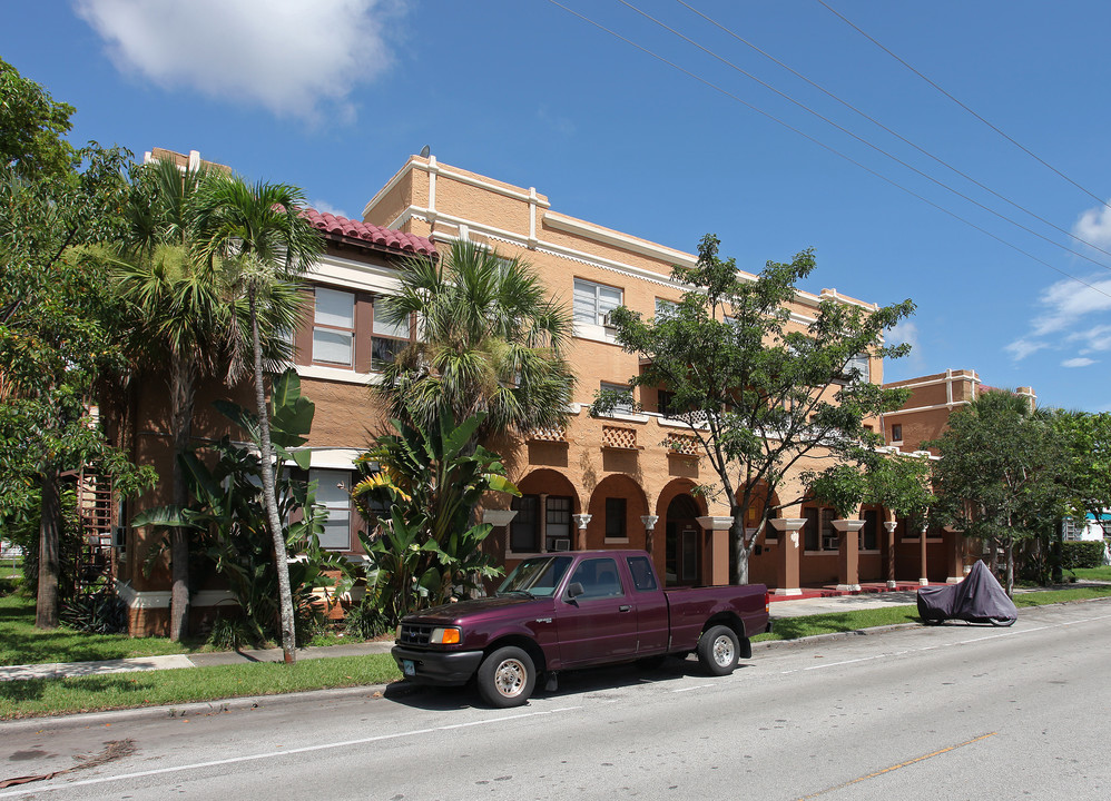 Dakab Apartments in Hollywood, FL - Building Photo