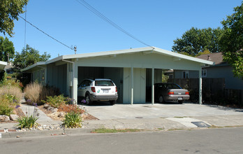 1516 Camden Ct in Santa Rosa, CA - Building Photo - Building Photo