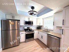4725 Cove Cir in St. Petersburg, FL - Building Photo - Building Photo