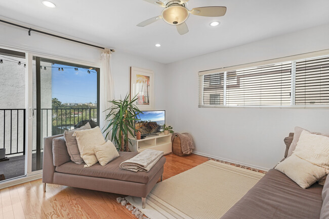 1720 Ardmore Ave, Unit 111 in Hermosa Beach, CA - Building Photo - Building Photo