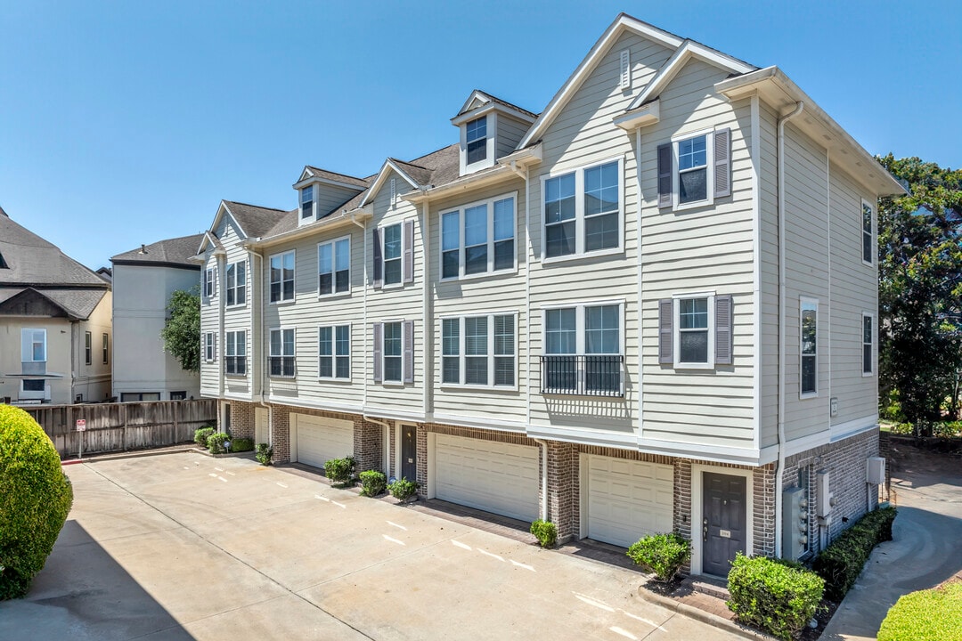 Southpoint Townhomes in Houston, TX - Building Photo