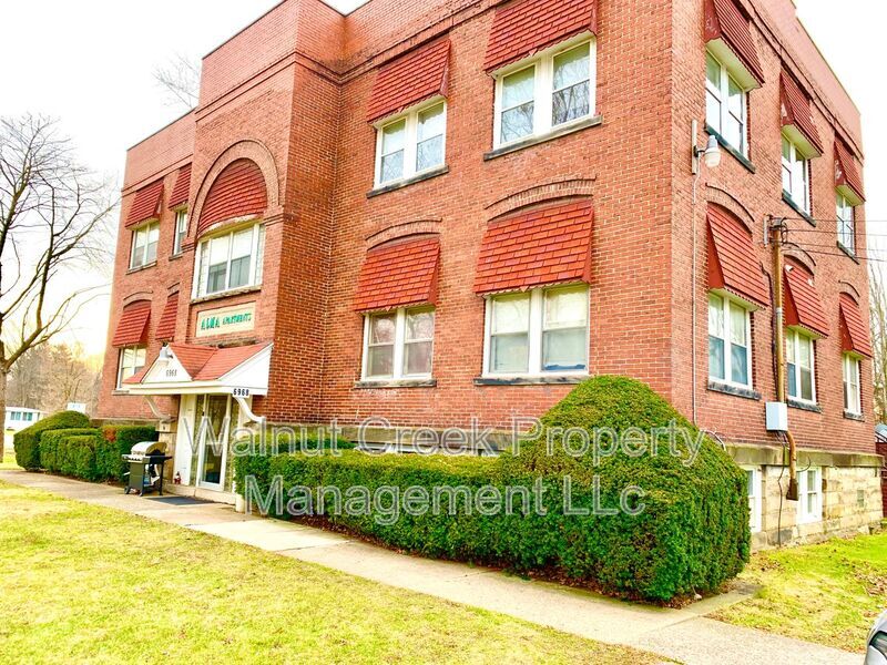 6968 Lake Ave in Elyria, OH - Building Photo