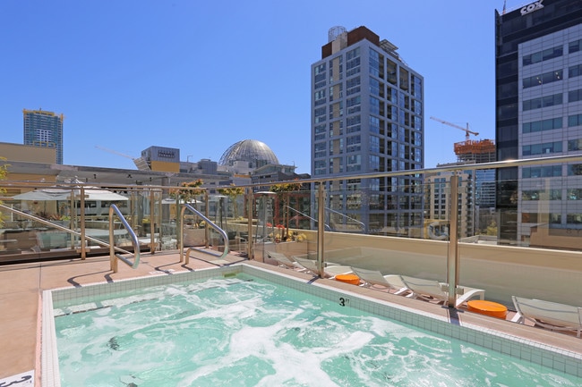 Urbana Rental Flats in San Diego, CA - Foto de edificio - Building Photo