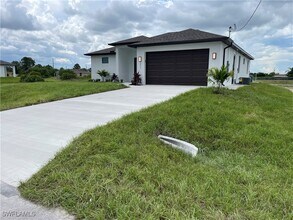 821 Newell St E in Lehigh Acres, FL - Foto de edificio - Building Photo
