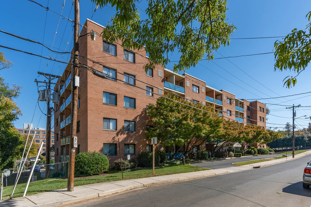 Cleveland House in Arlington, VA - Building Photo