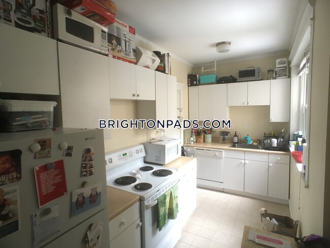 1637 Commonwealth Ave in Boston, MA - Building Photo - Building Photo
