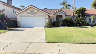 8629 White Rock Dr in Bakersfield, CA - Building Photo