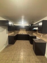 829 E 84th St in Los Angeles, CA - Foto de edificio - Building Photo