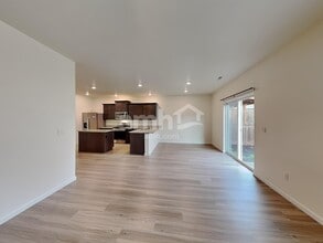 1415 W 16th Ave in La Center, WA - Building Photo - Building Photo