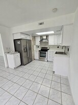 31 SW 10th St in Dania Beach, FL - Building Photo