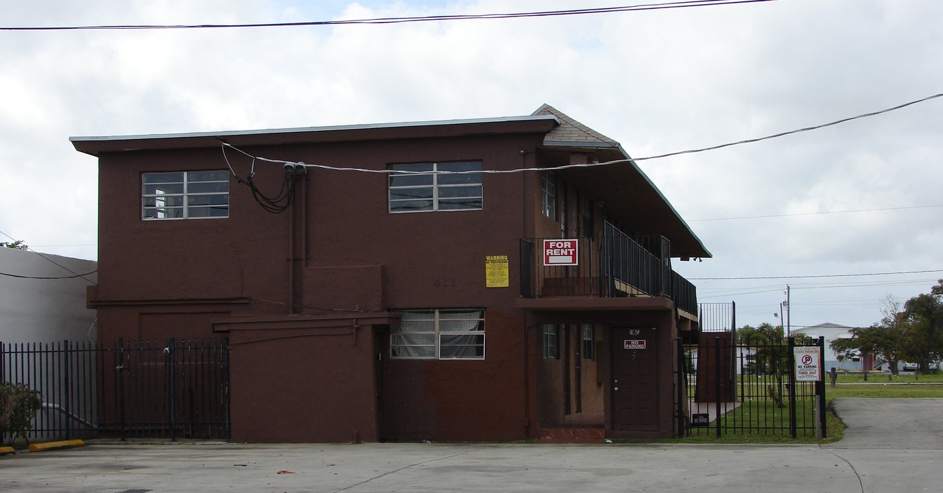 421 N Dixie Hwy in Hallandale Beach, FL - Foto de edificio
