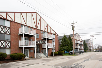 Hampton Arms Apartments in Hampton, NH - Building Photo - Building Photo