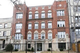 5710 N Winthrop Ave in Chicago, IL - Building Photo