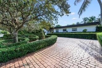 7360 SW 115th St in Miami, FL - Foto de edificio - Building Photo