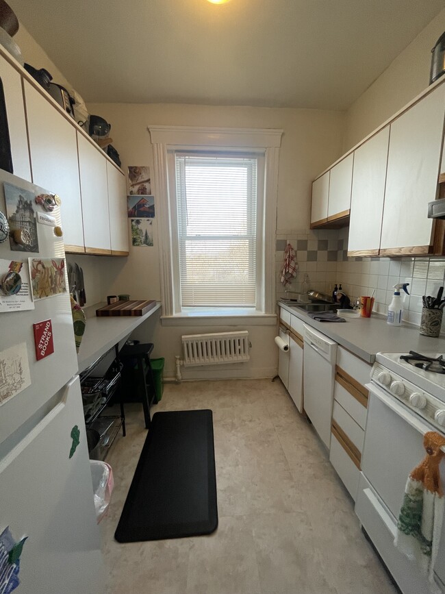 198 Strathmore Rd, Unit 3