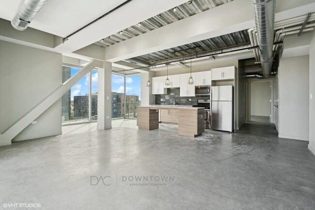 1255 N Milwaukee Ave, Unit 701 in Chicago, IL - Building Photo - Building Photo