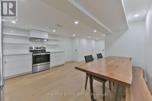 25 Palmerston Ave in Toronto, ON - Building Photo