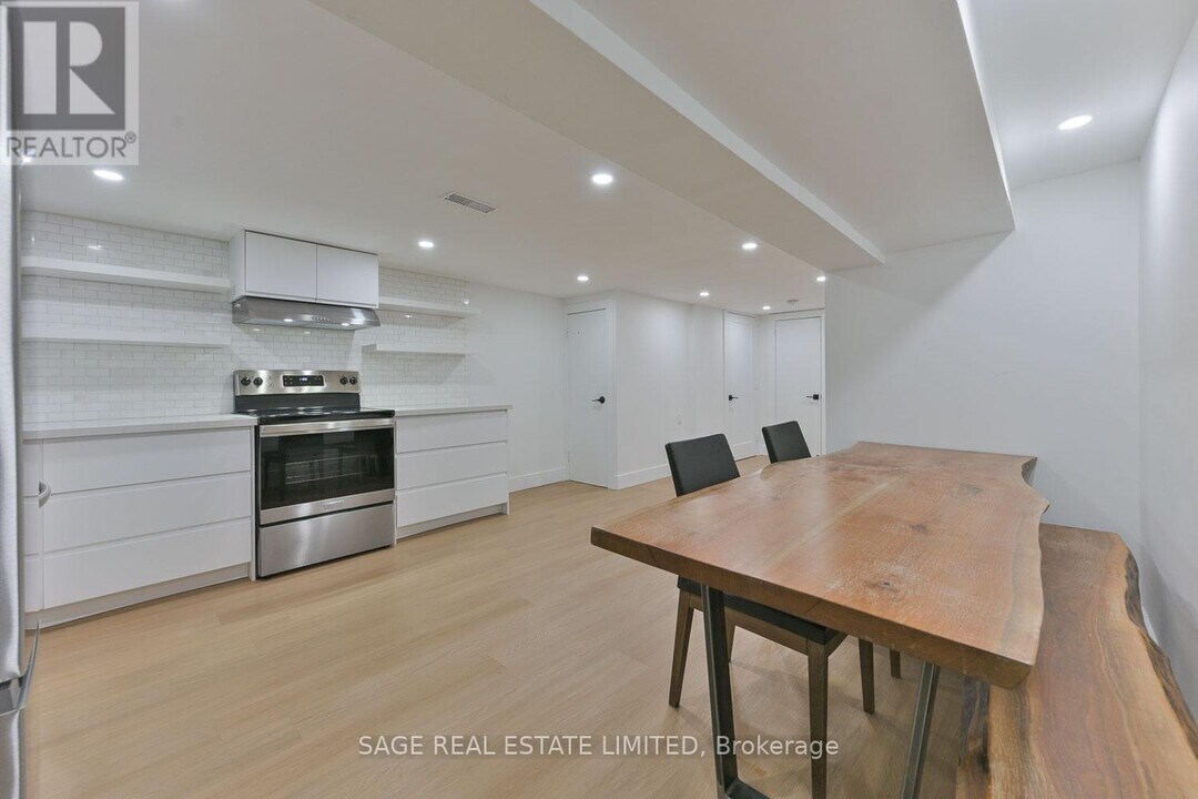 25 Palmerston Ave in Toronto, ON - Building Photo