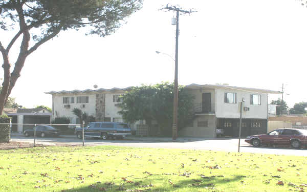 Royal Baldwin in Baldwin Park, CA - Building Photo