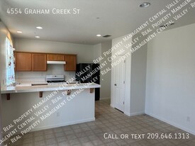 4554 Graham Creek St in Stockton, CA - Foto de edificio - Building Photo