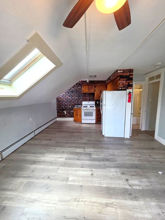 10-12 Evaleen Street, Unit 10 Evaleen 3F in Central Falls, RI - Foto de edificio - Building Photo