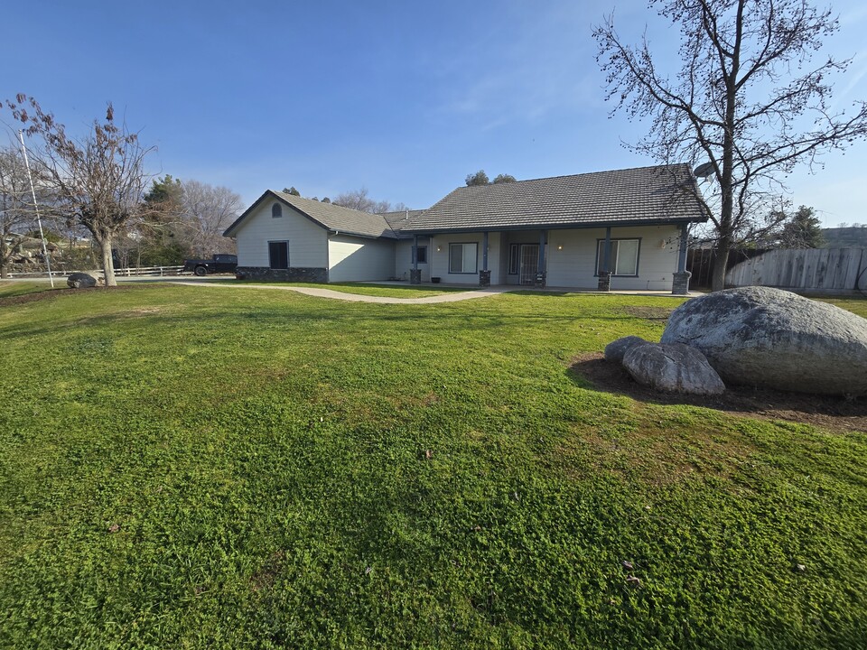 32413 Pleasant Oak Dr in Springville, CA - Building Photo