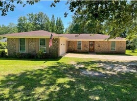 1107 Davis Dr in Atmore, AL - Building Photo