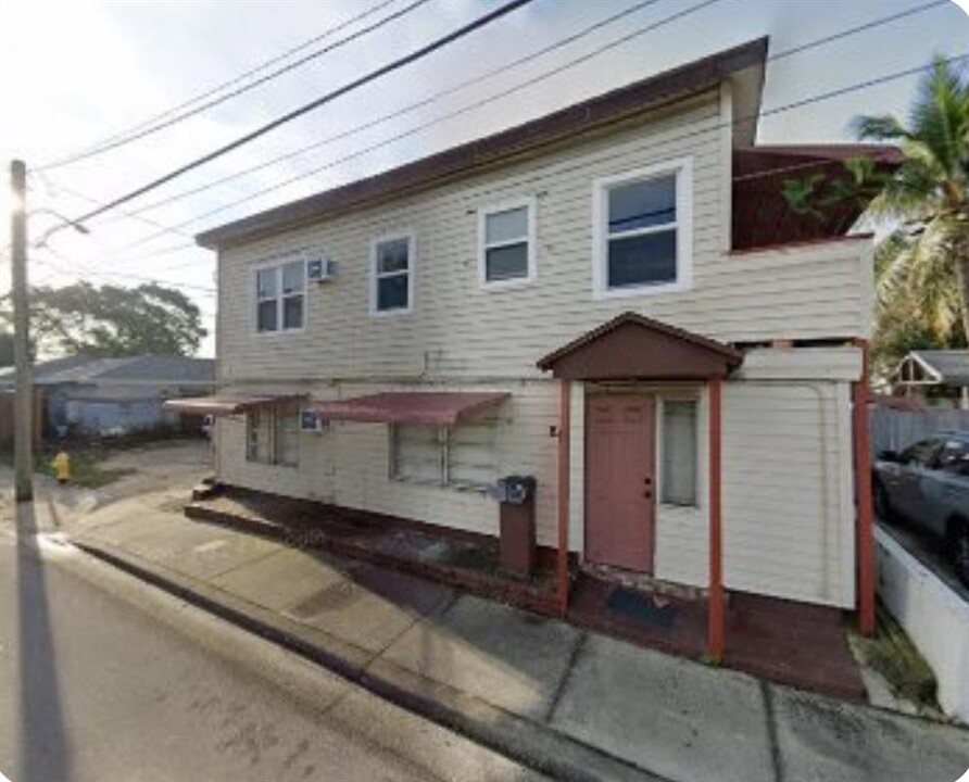 611 10th Ave N in Lake Worth, FL - Building Photo