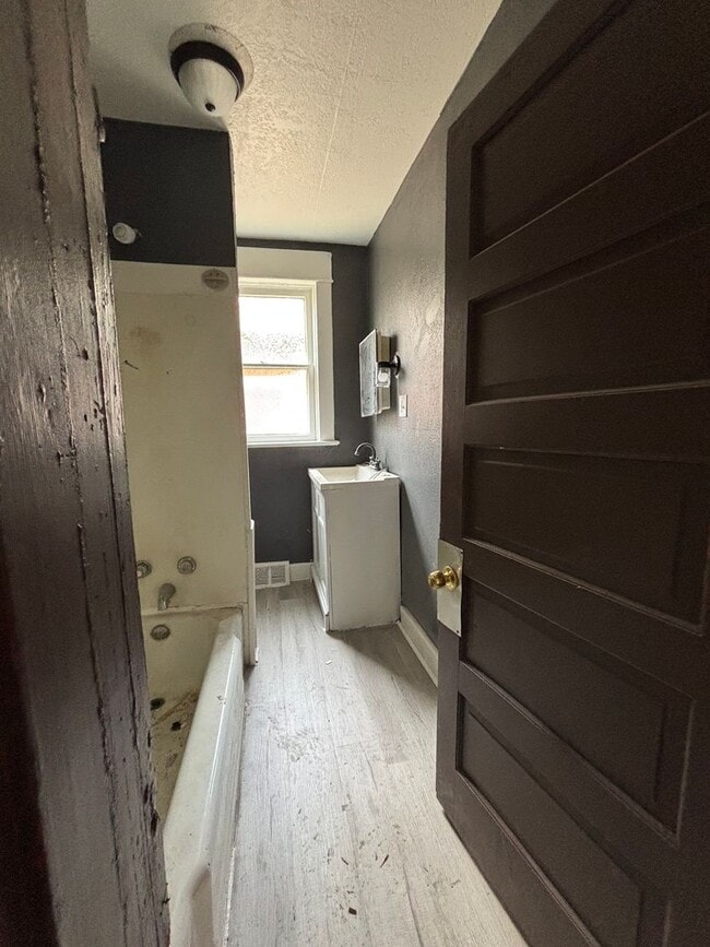 412 Wayne Ave in Ellwood City, PA - Building Photo - Building Photo