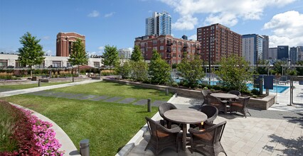 353 W Hubbard St in Chicago, IL - Foto de edificio - Building Photo