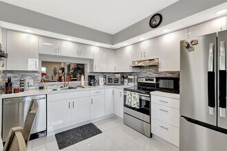 1401 SW 128th Terrace in Pembroke Pines, FL - Foto de edificio - Building Photo